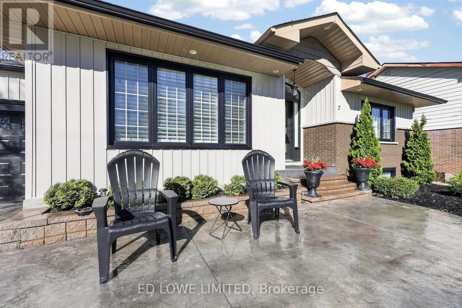 7 HOWARD CRESCENT - Image 4