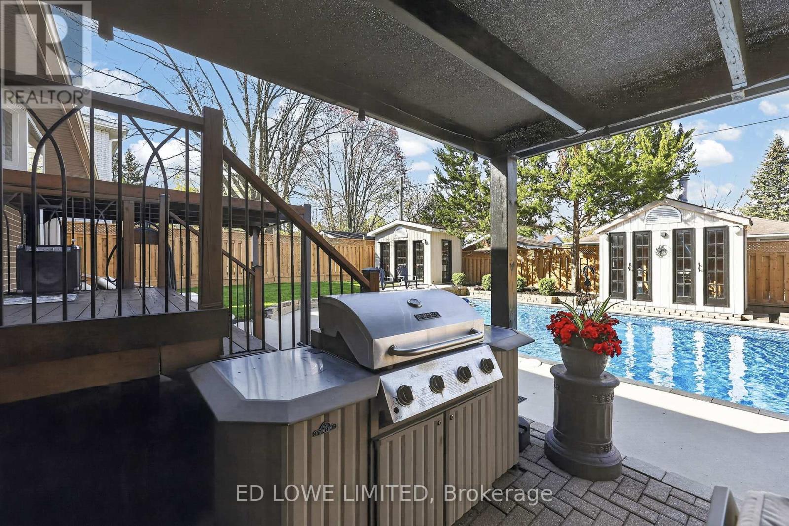 7 HOWARD CRESCENT - 41