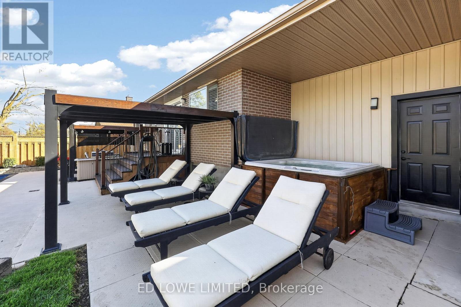 7 HOWARD CRESCENT - 44