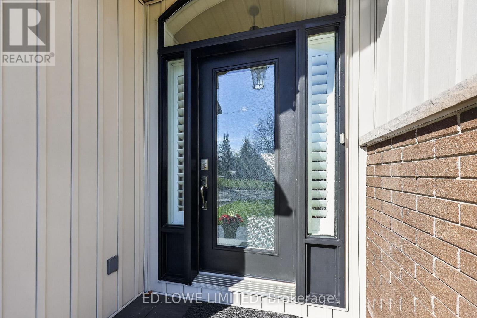 7 HOWARD CRESCENT - 6