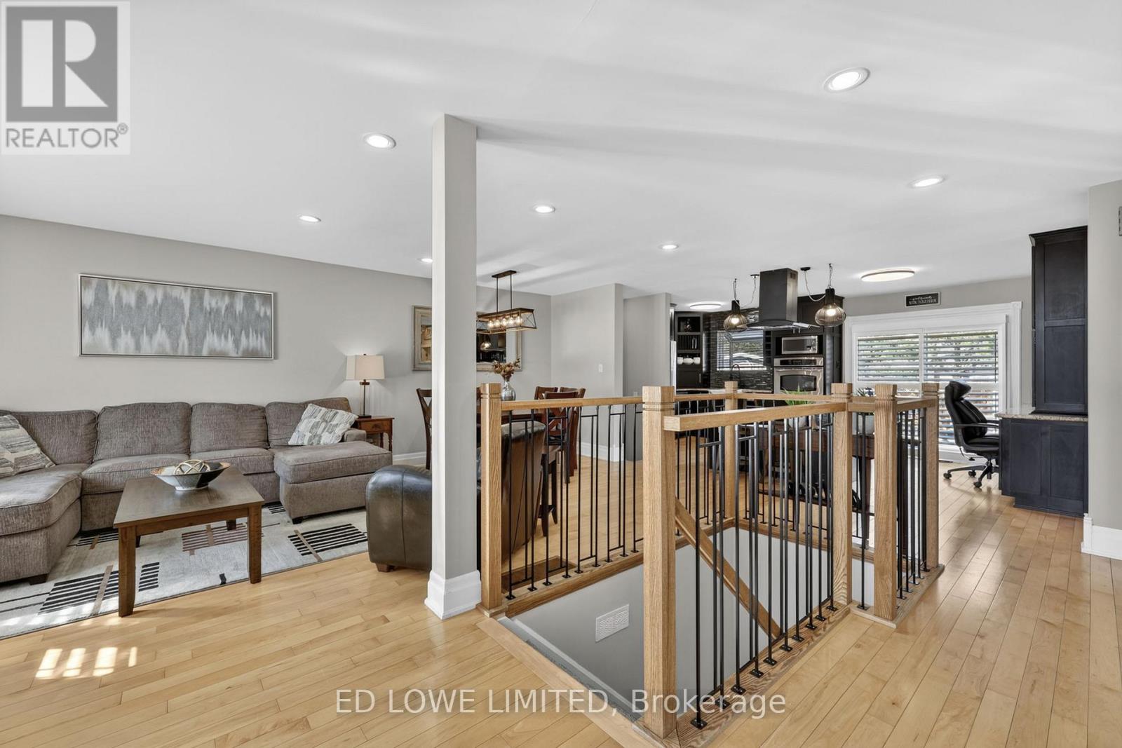 7 HOWARD CRESCENT - 8