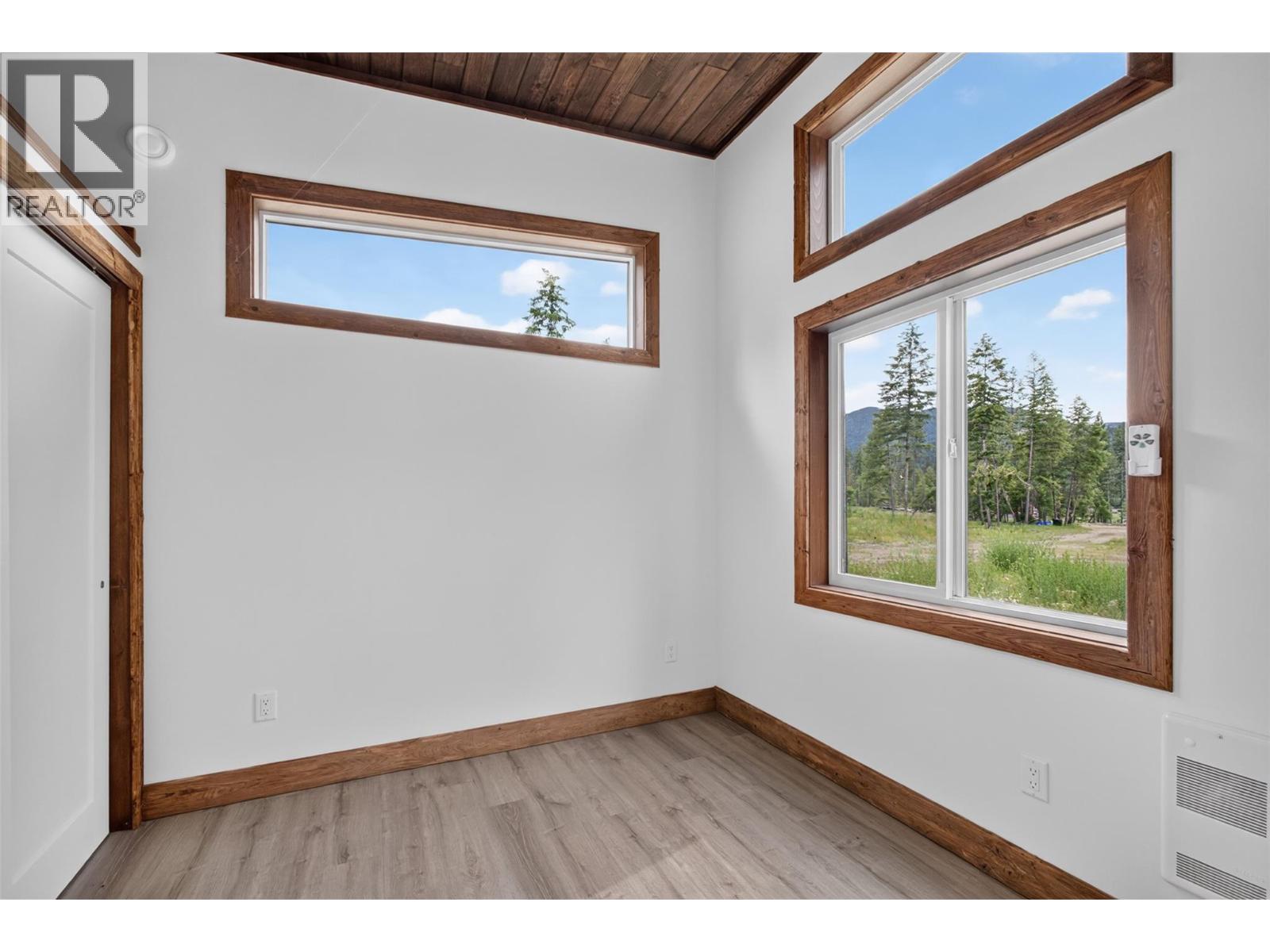 #1 5533 33 Highway - 8