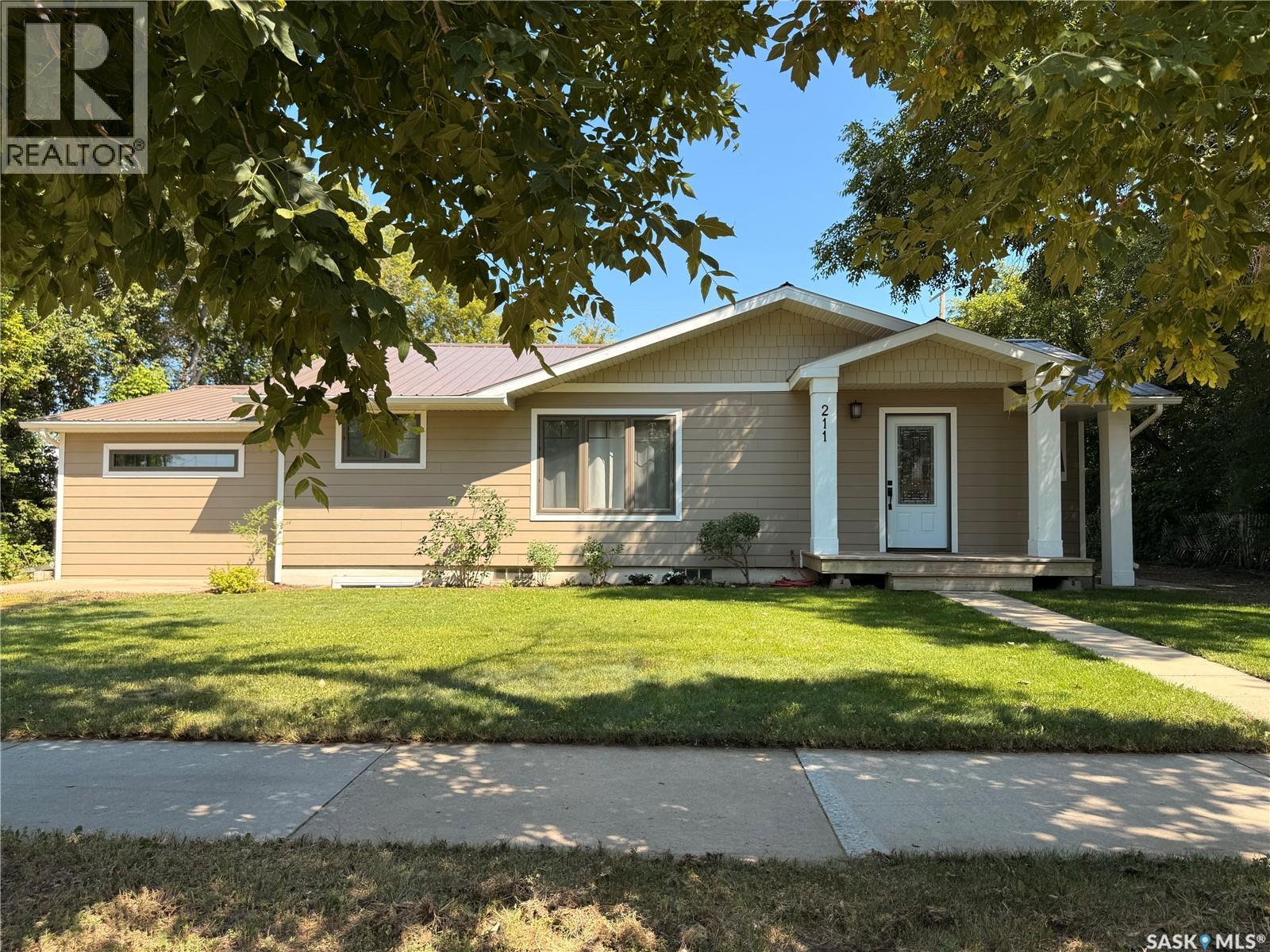 211 Pangman STREET, Outlook — photo 2