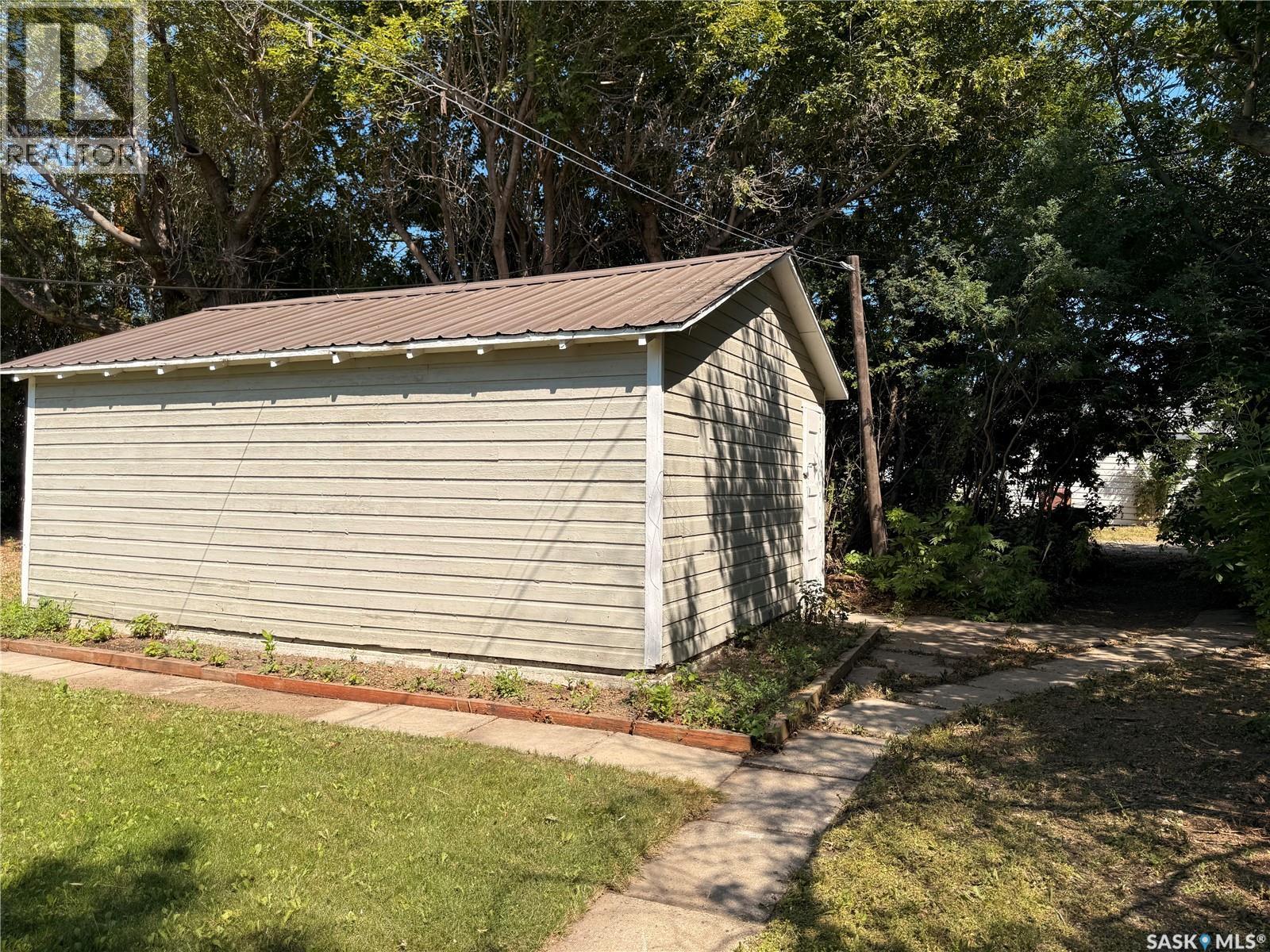 211 Pangman STREET - 36