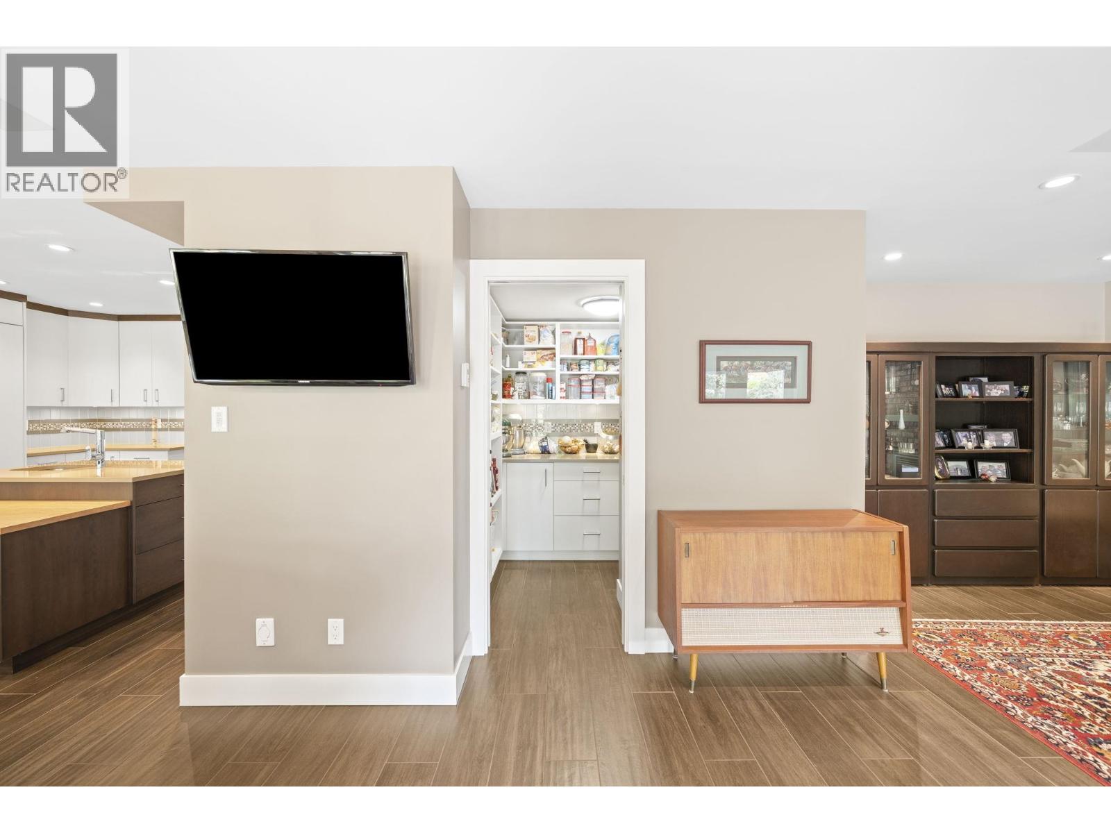 10131 HOLLYWELL Drive, Richmond
