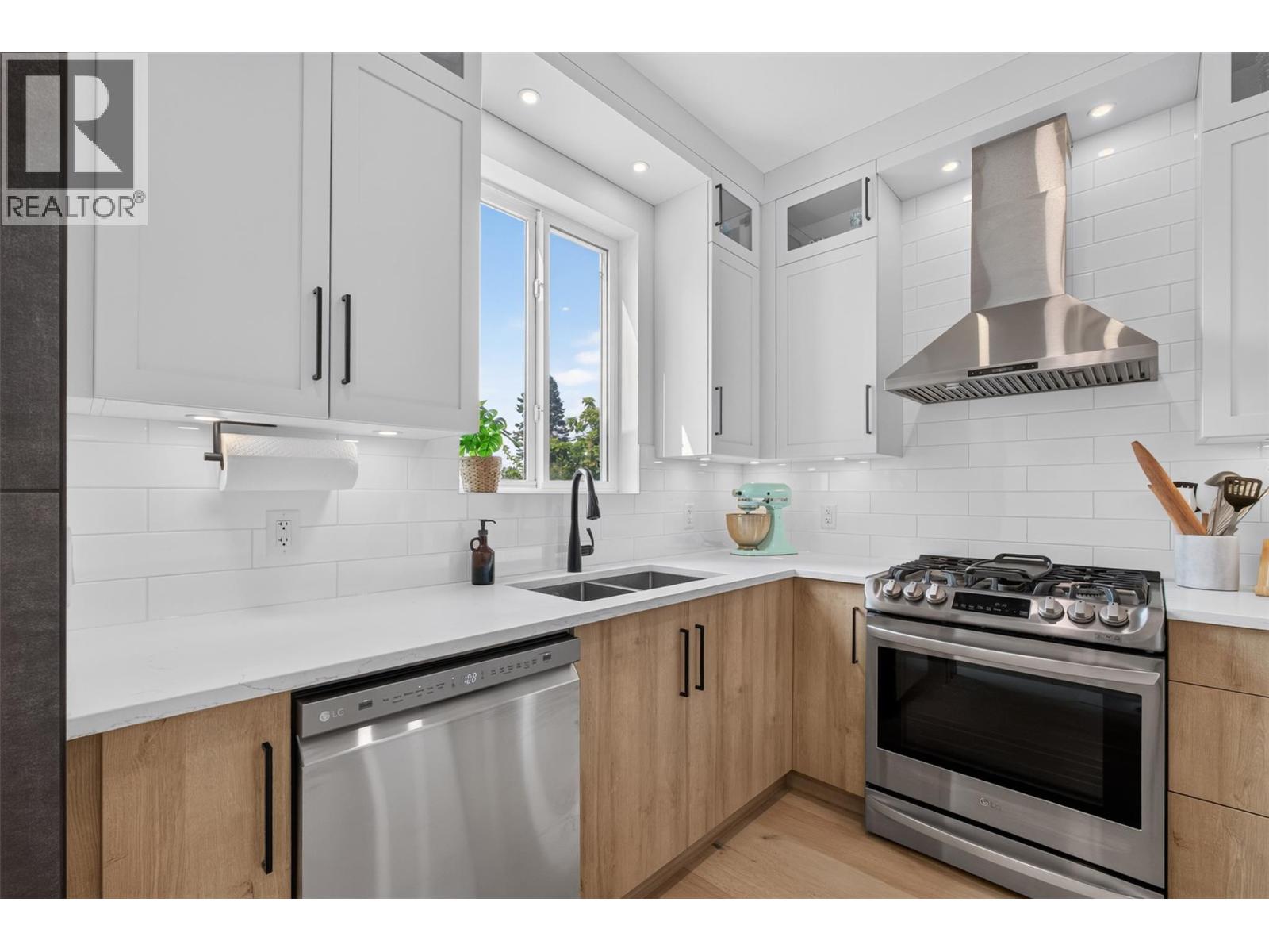 1 945 Borden Avenue, Kelowna