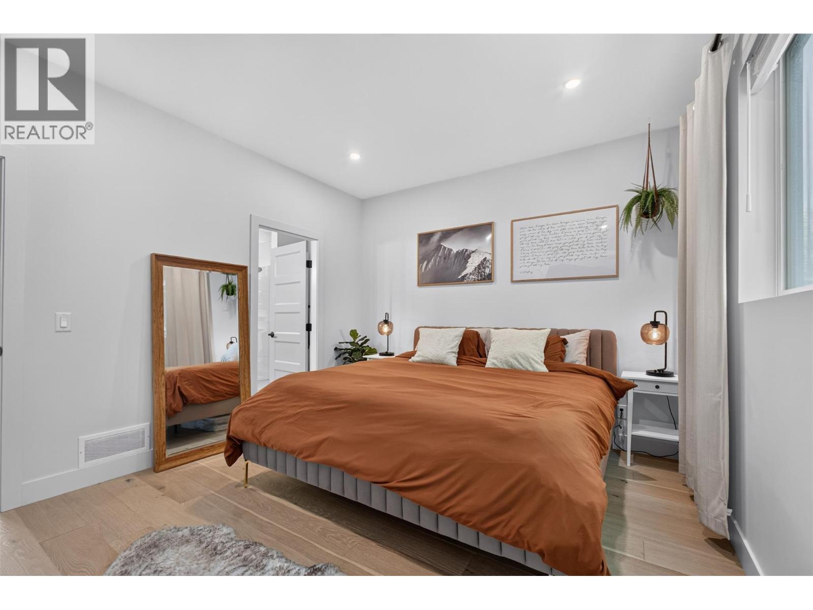 #1 945 Borden Avenue - 13