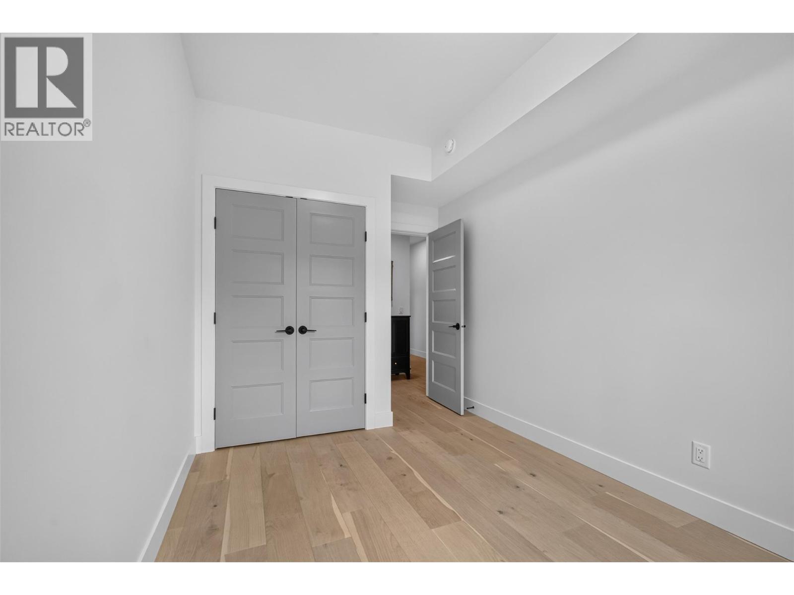 #1 945 Borden Avenue - 22