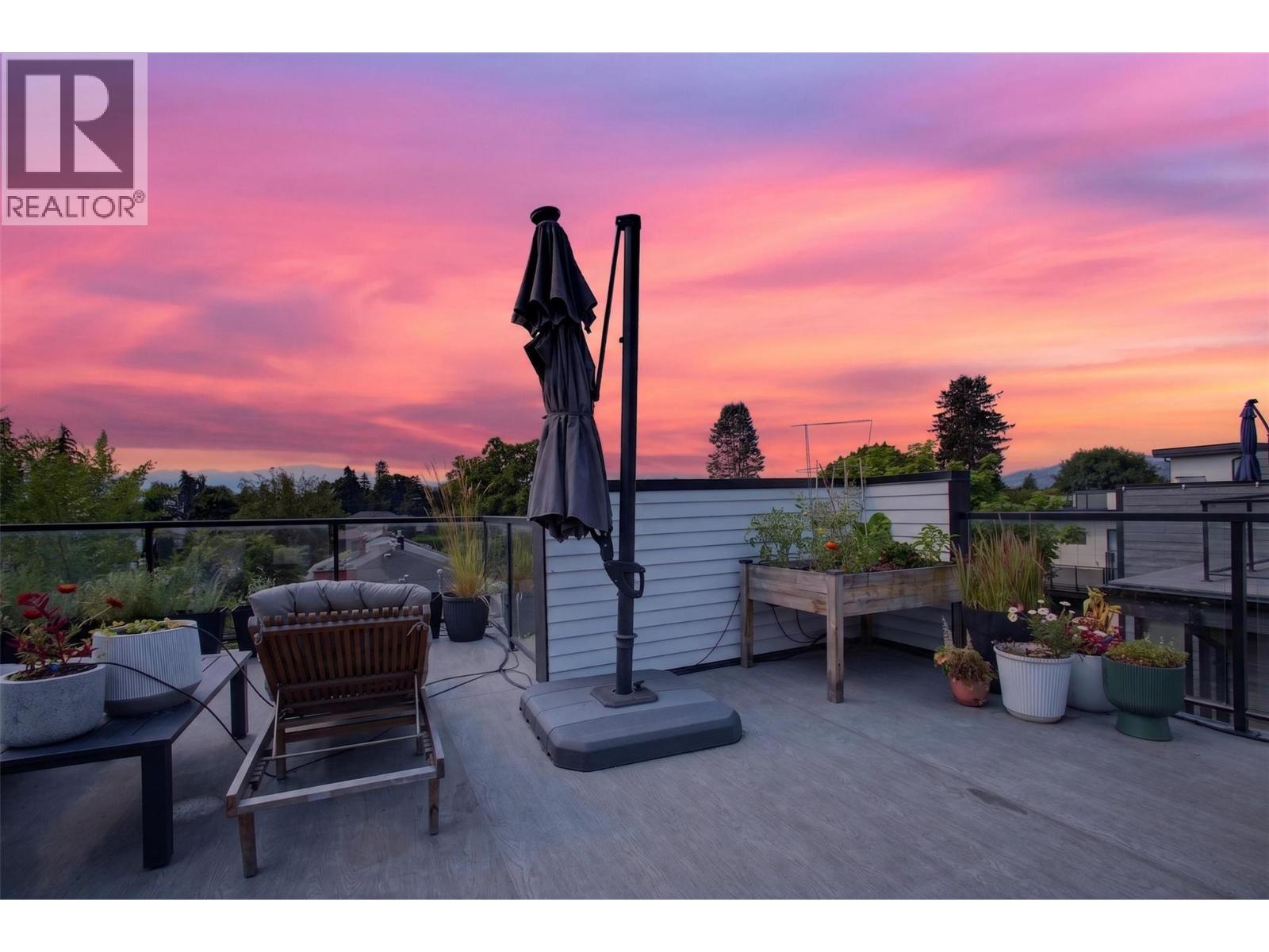 #1 945 Borden Avenue - 27