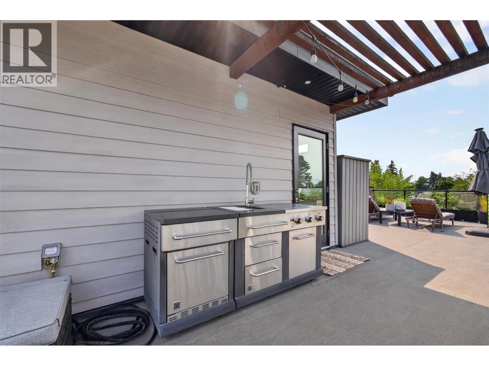 1 945 Borden Avenue, Kelowna