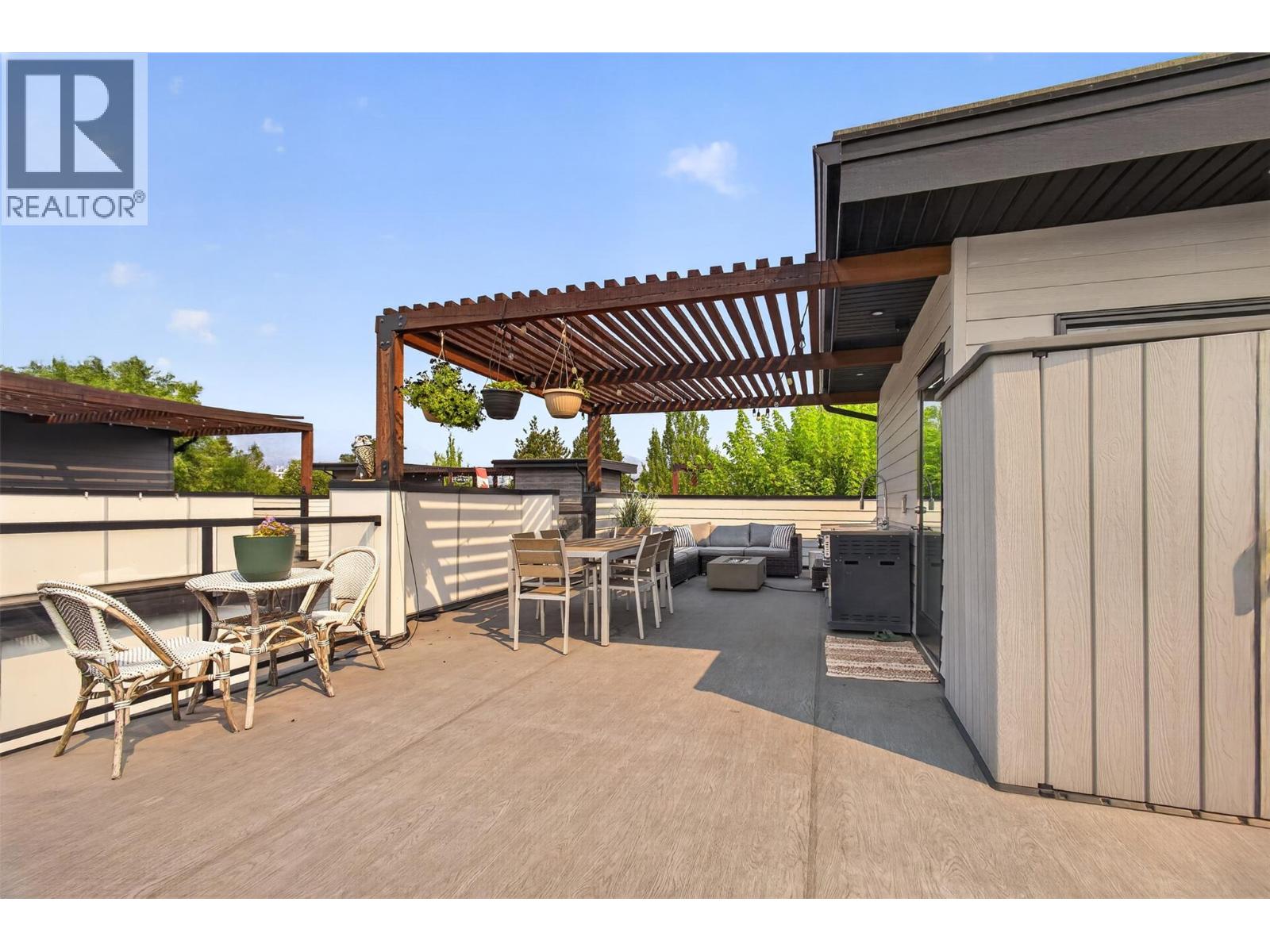 #1 945 Borden Avenue - 32