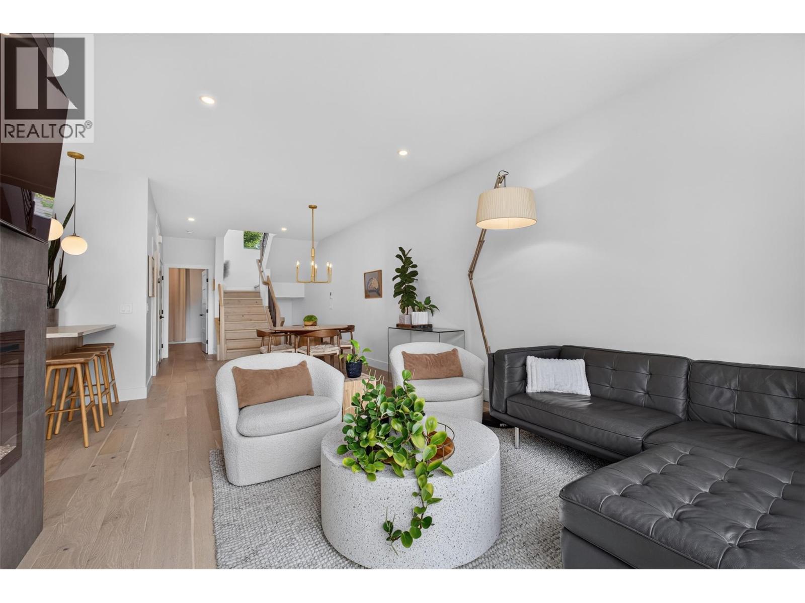 #1 945 Borden Avenue - 4