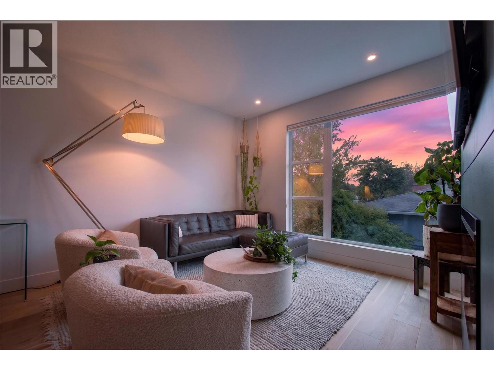 #1 945 Borden Avenue - 6