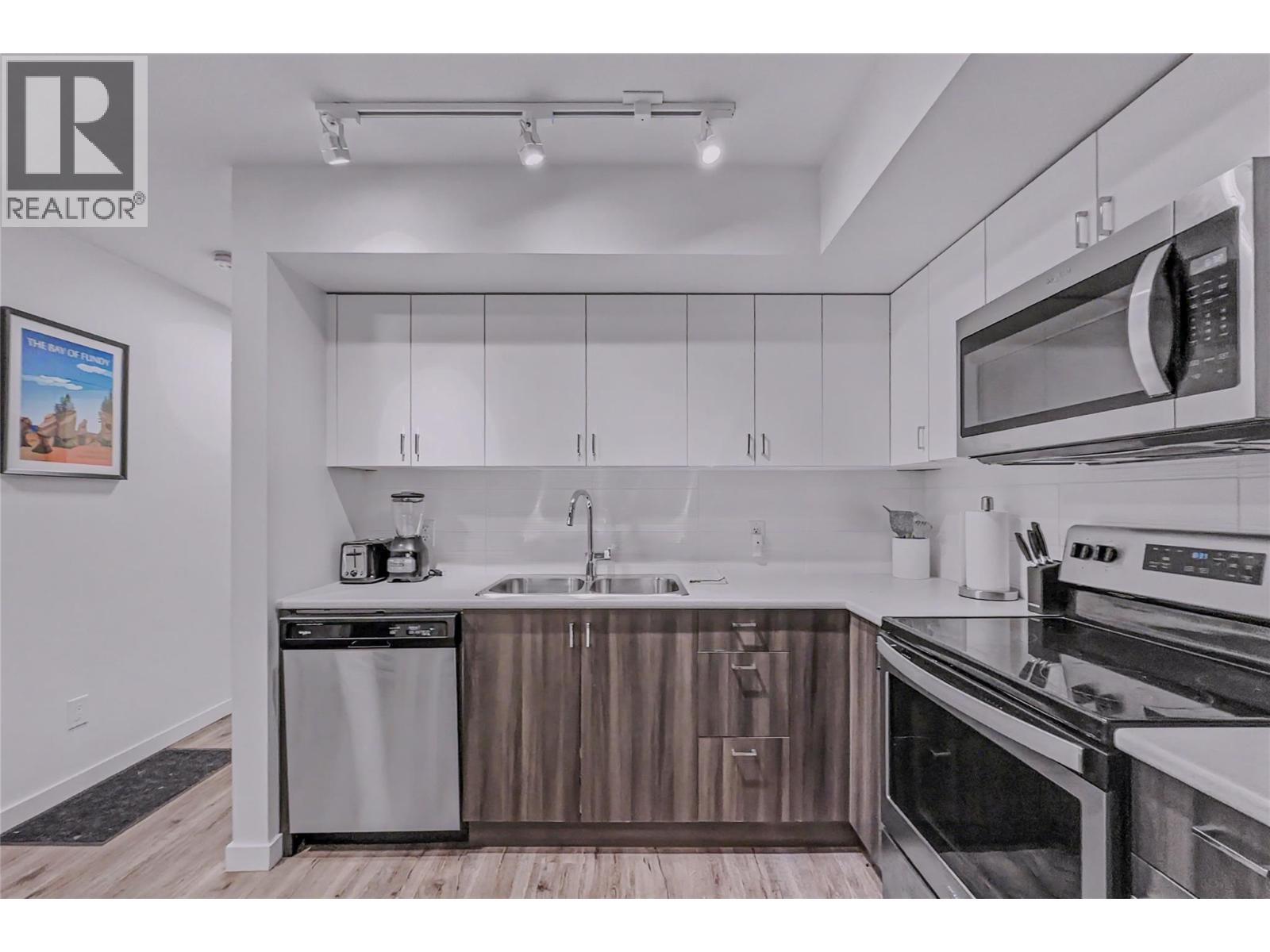 #115 725 Academy Way - 8