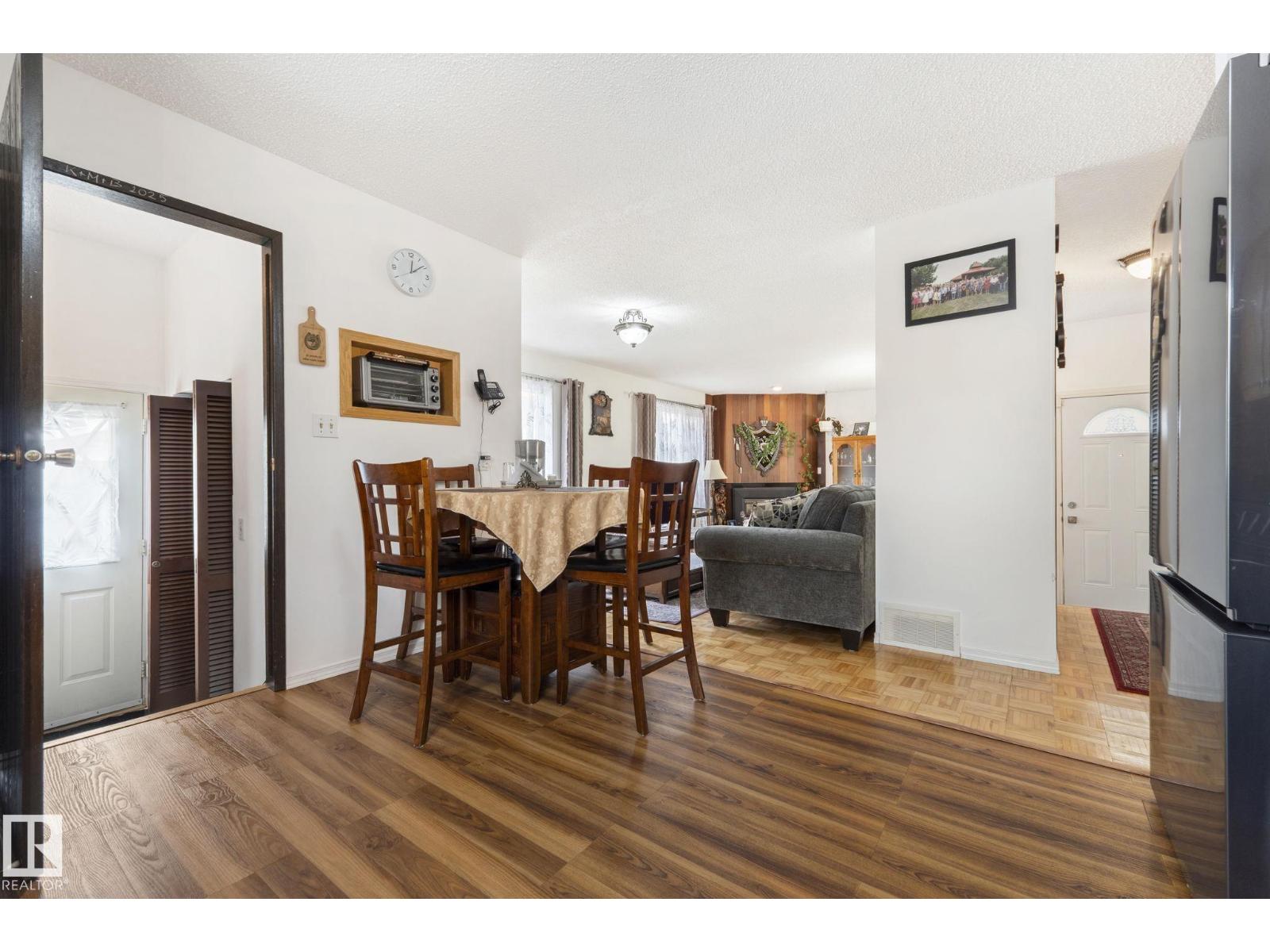 8704 43 AV NW - 17