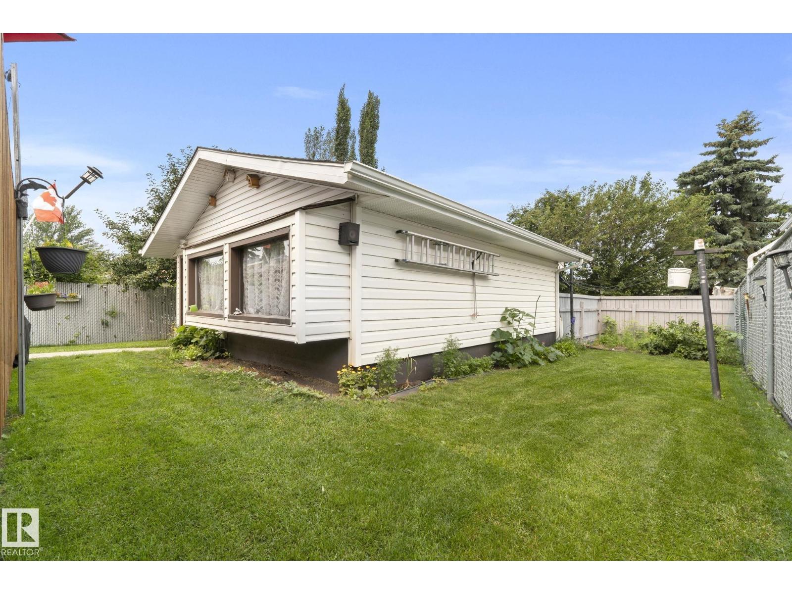 8704 43 AV NW - 57