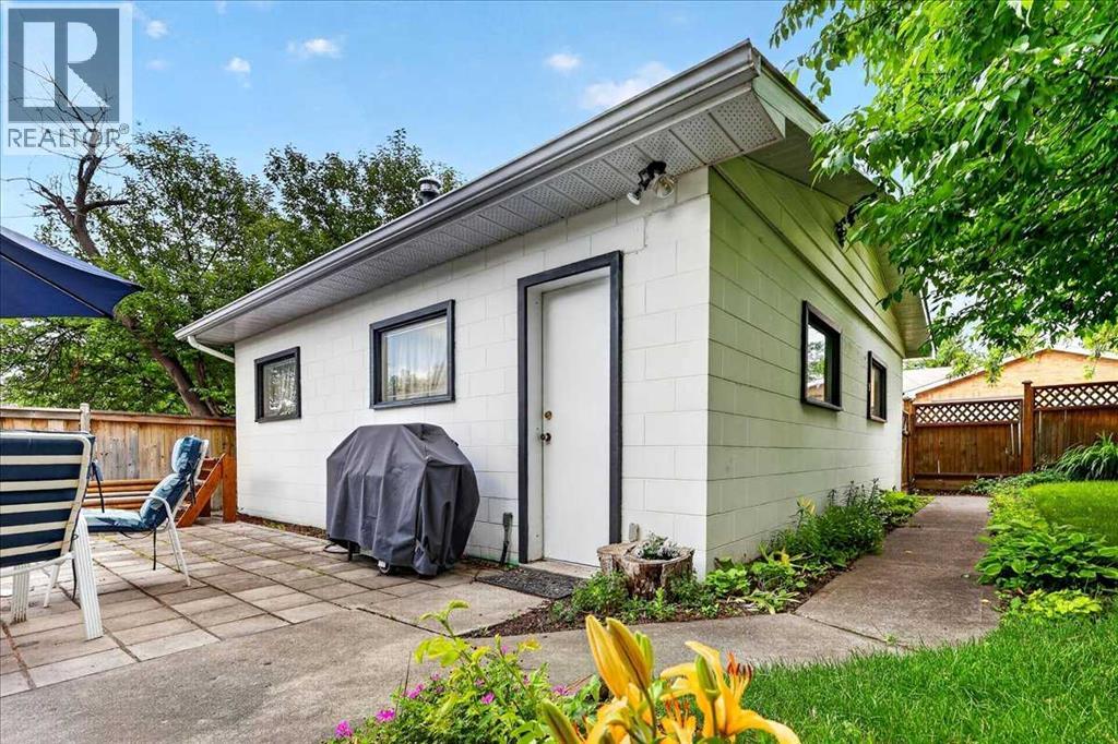 1123 48 Avenue NW - 46