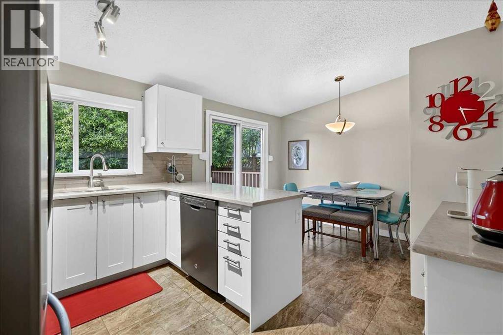 1123 48 Avenue NW, North Haven, Calgary photo 2