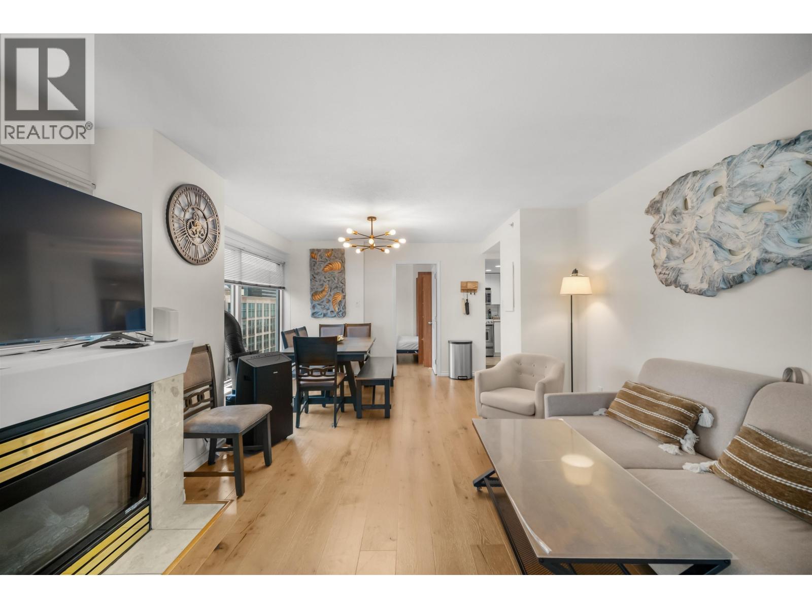 2204 183 KEEFER PLACE