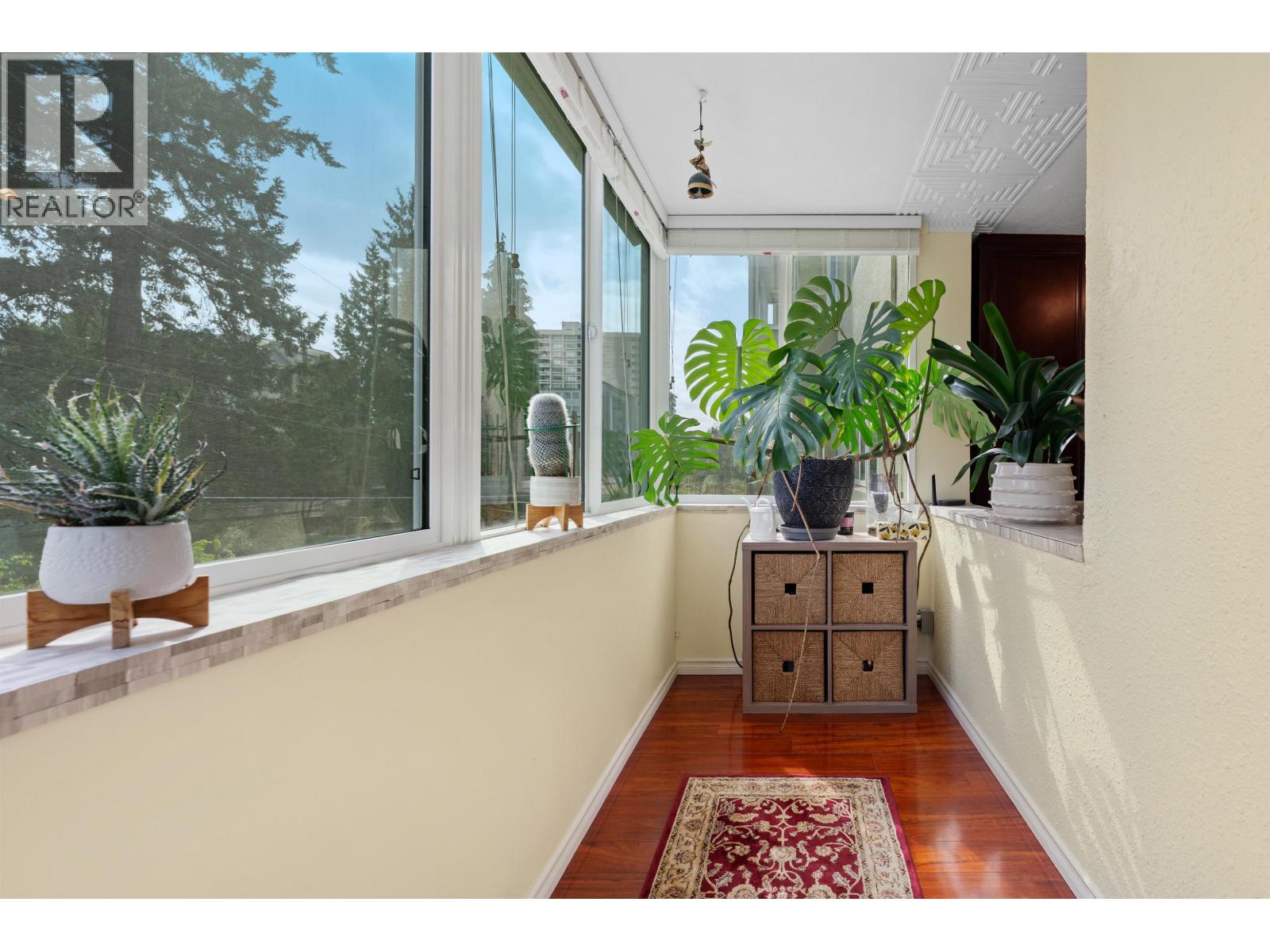 212 1425 ESQUIMALT AVENUE, West Vancouver