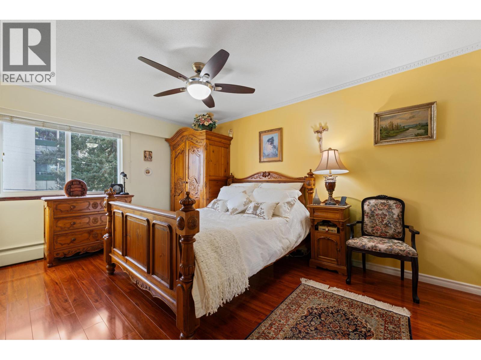 212 1425 ESQUIMALT AVENUE, West Vancouver