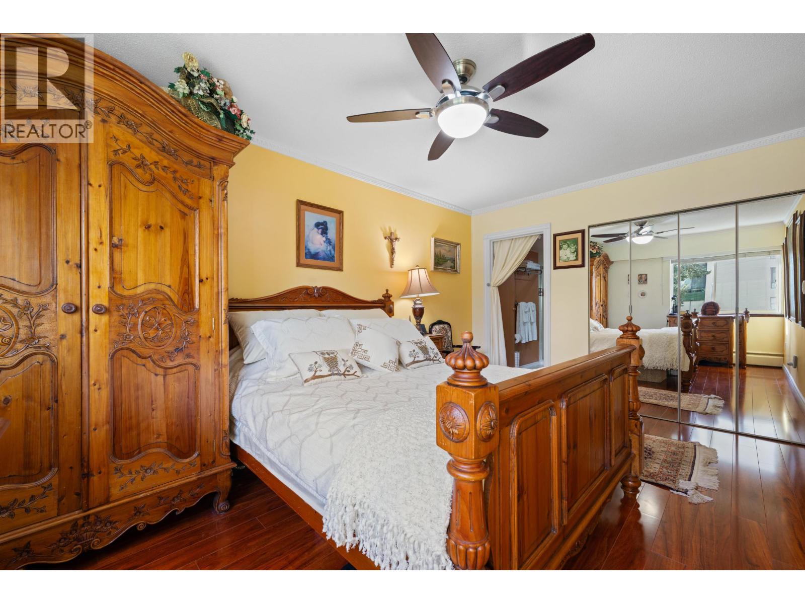 212 1425 ESQUIMALT AVENUE, West Vancouver