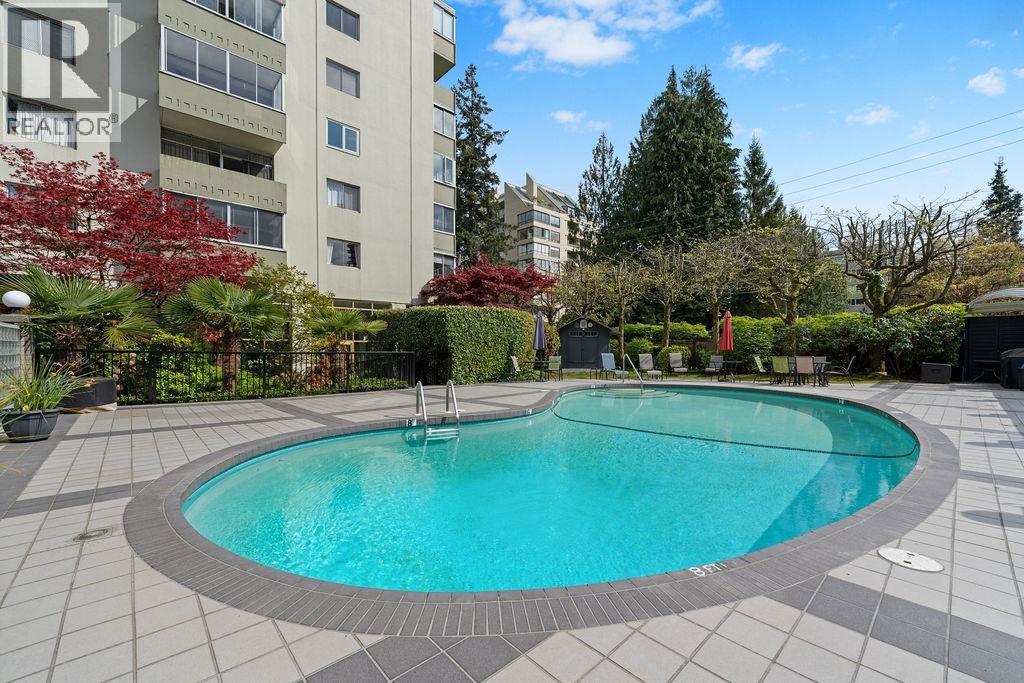 212 1425 ESQUIMALT AVENUE, West Vancouver