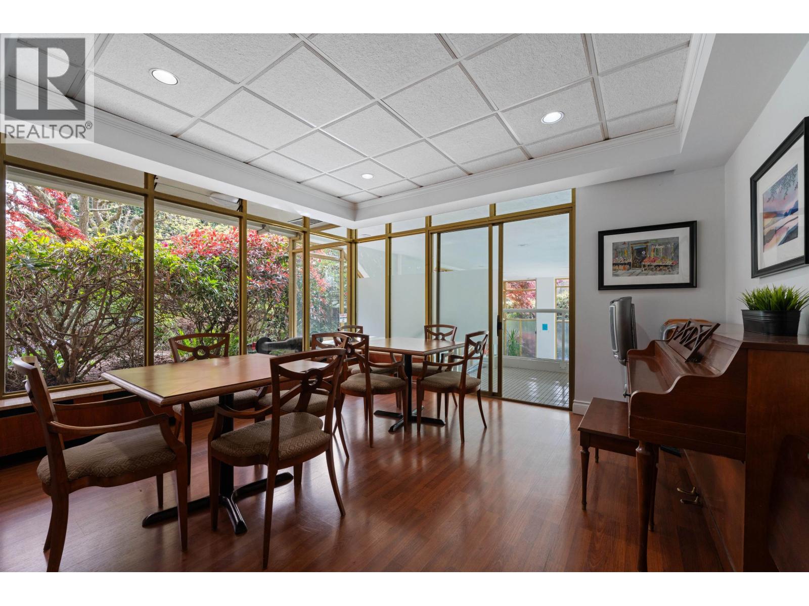 212 1425 ESQUIMALT AVENUE, West Vancouver