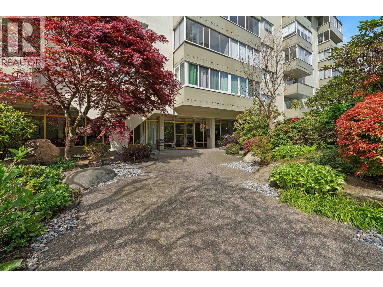 212 1425 ESQUIMALT AVENUE, West Vancouver