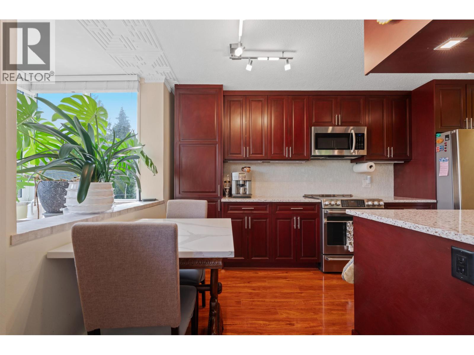 212 1425 ESQUIMALT AVENUE, West Vancouver