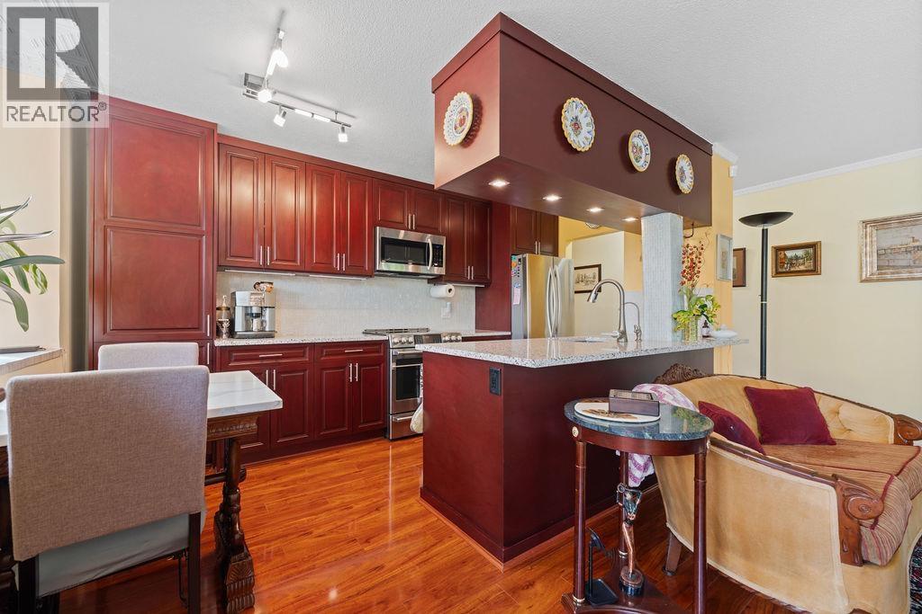 212 1425 ESQUIMALT AVENUE, West Vancouver