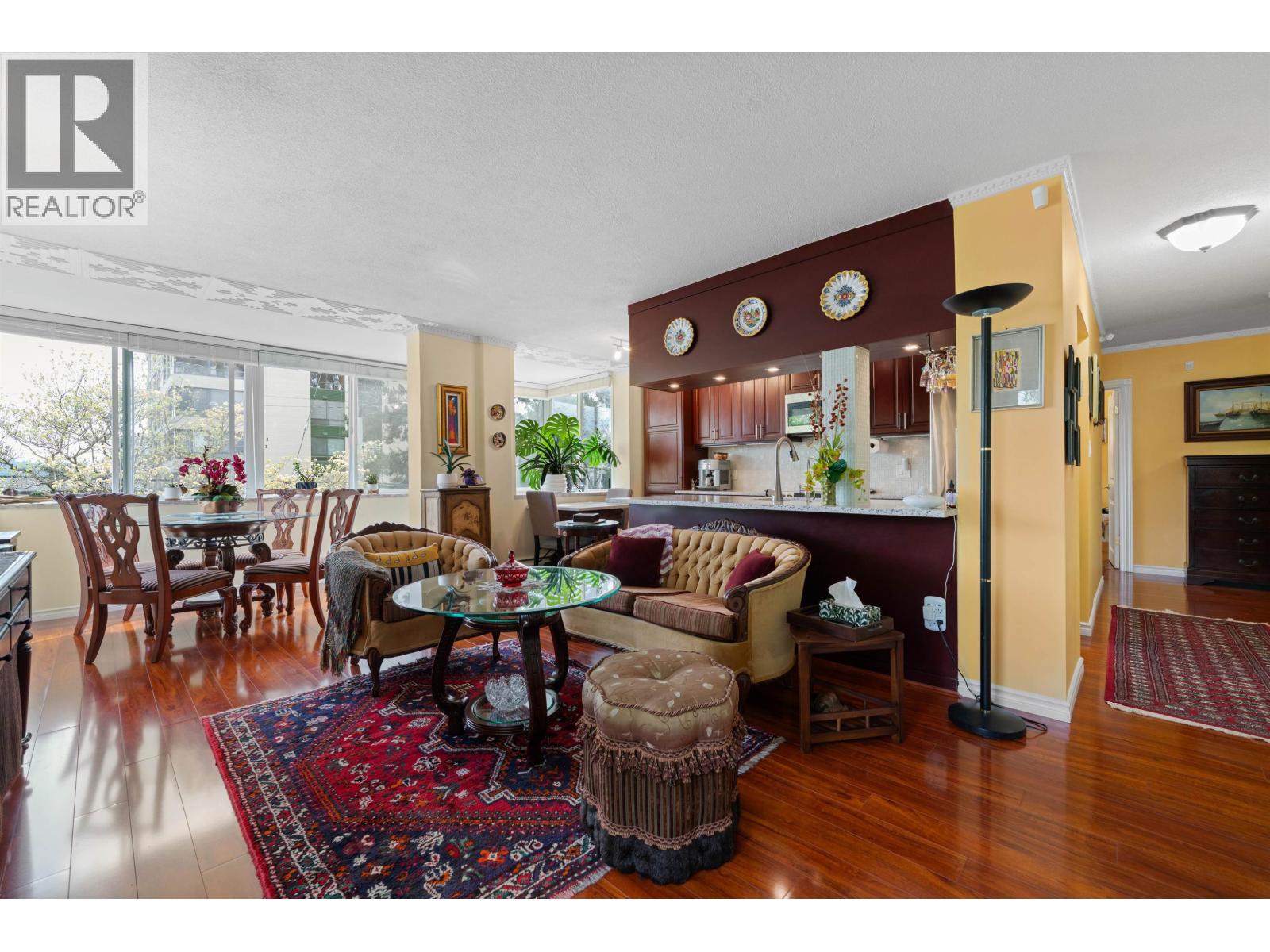212 1425 ESQUIMALT AVENUE, West Vancouver