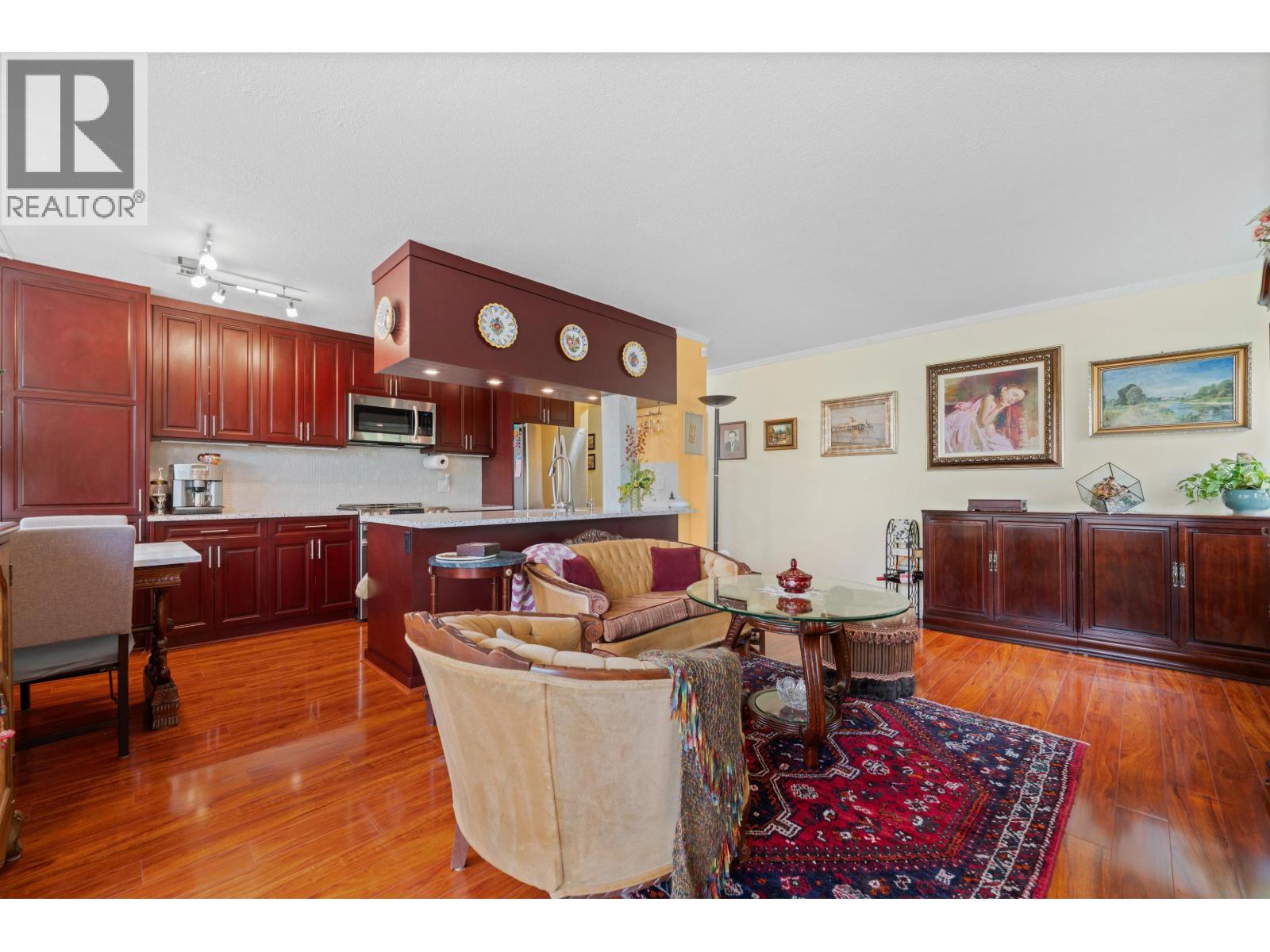 212 1425 ESQUIMALT AVENUE, West Vancouver