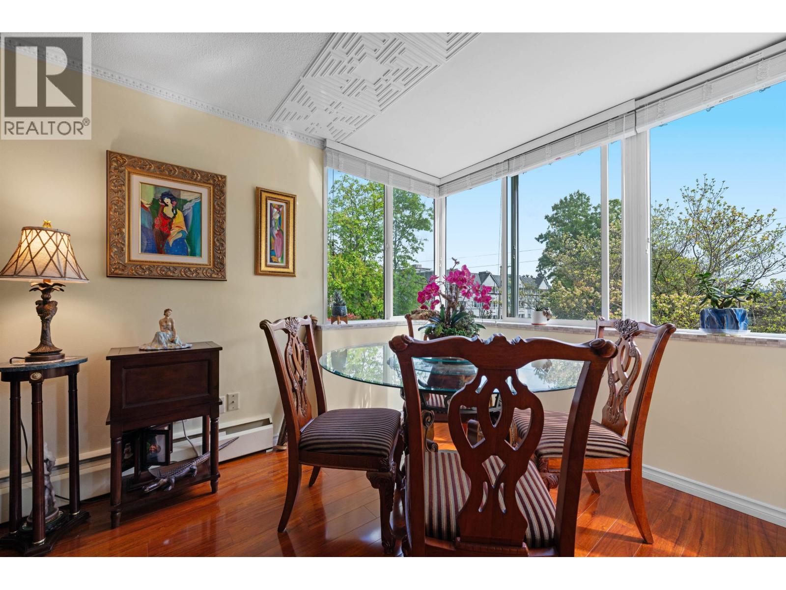 212 1425 ESQUIMALT AVENUE, West Vancouver