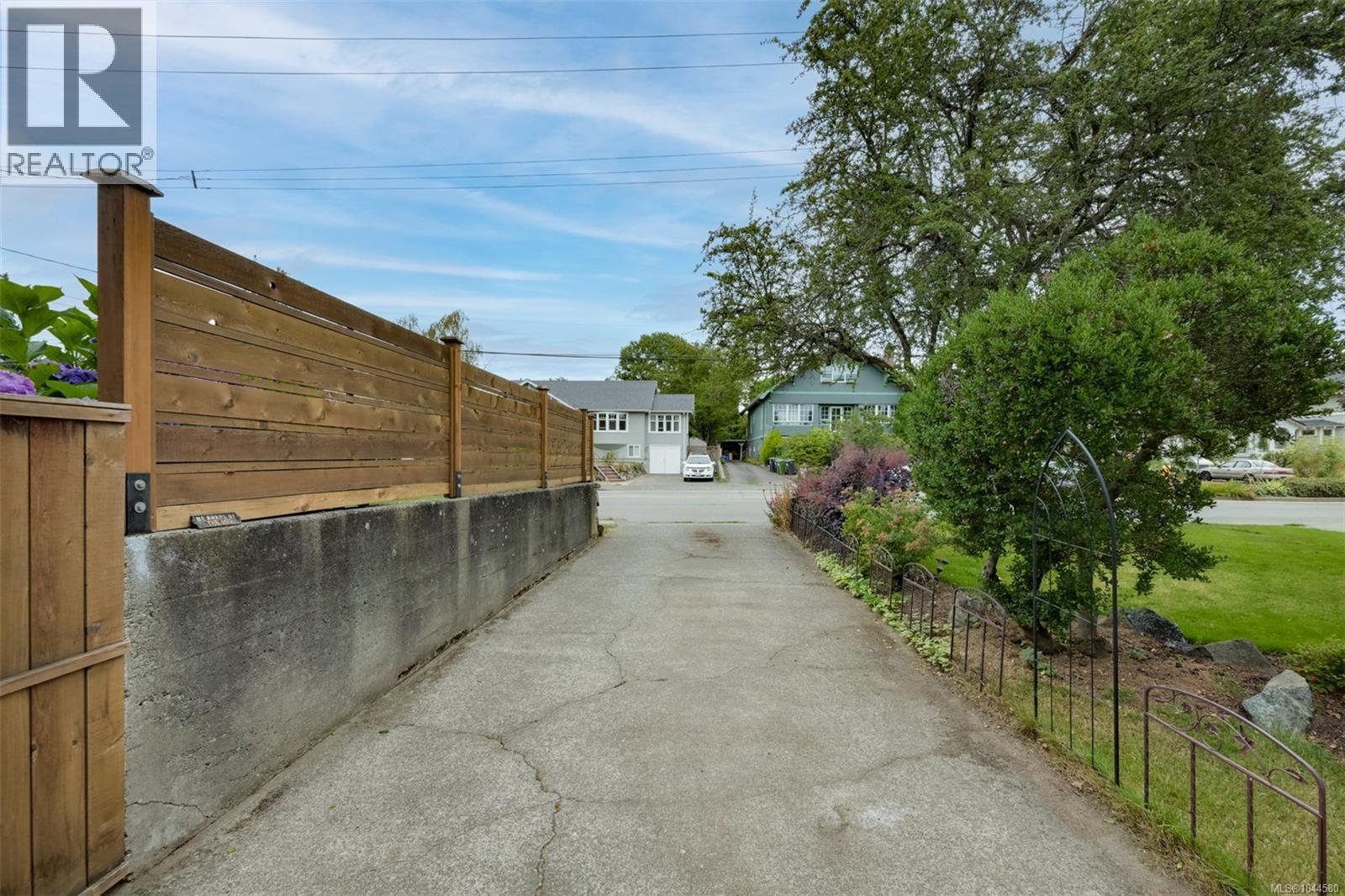 3128 Quadra St - 74