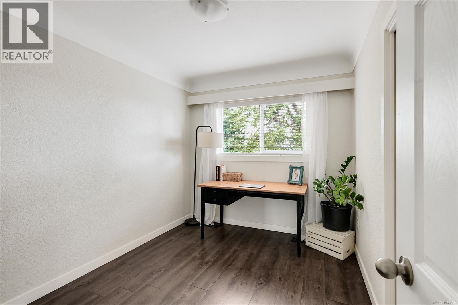 3128 Quadra St - 32