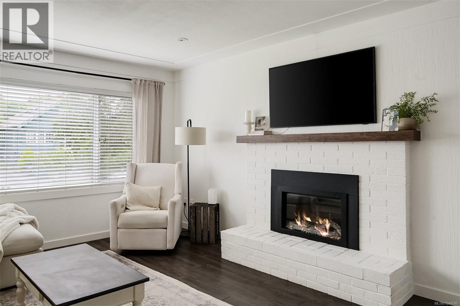 3128 Quadra St - 9