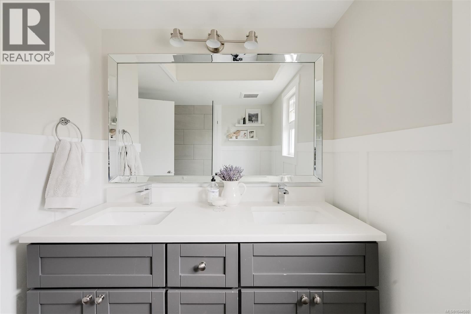 3128 Quadra St - 35