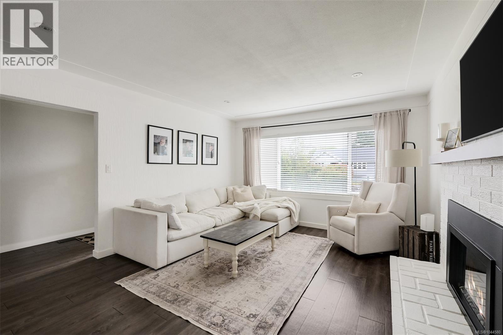 3128 Quadra St - 12
