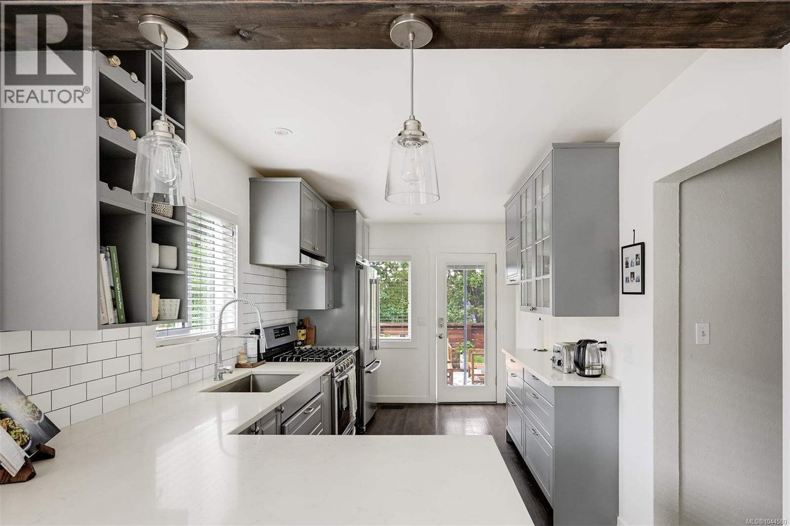 3128 Quadra St - 20