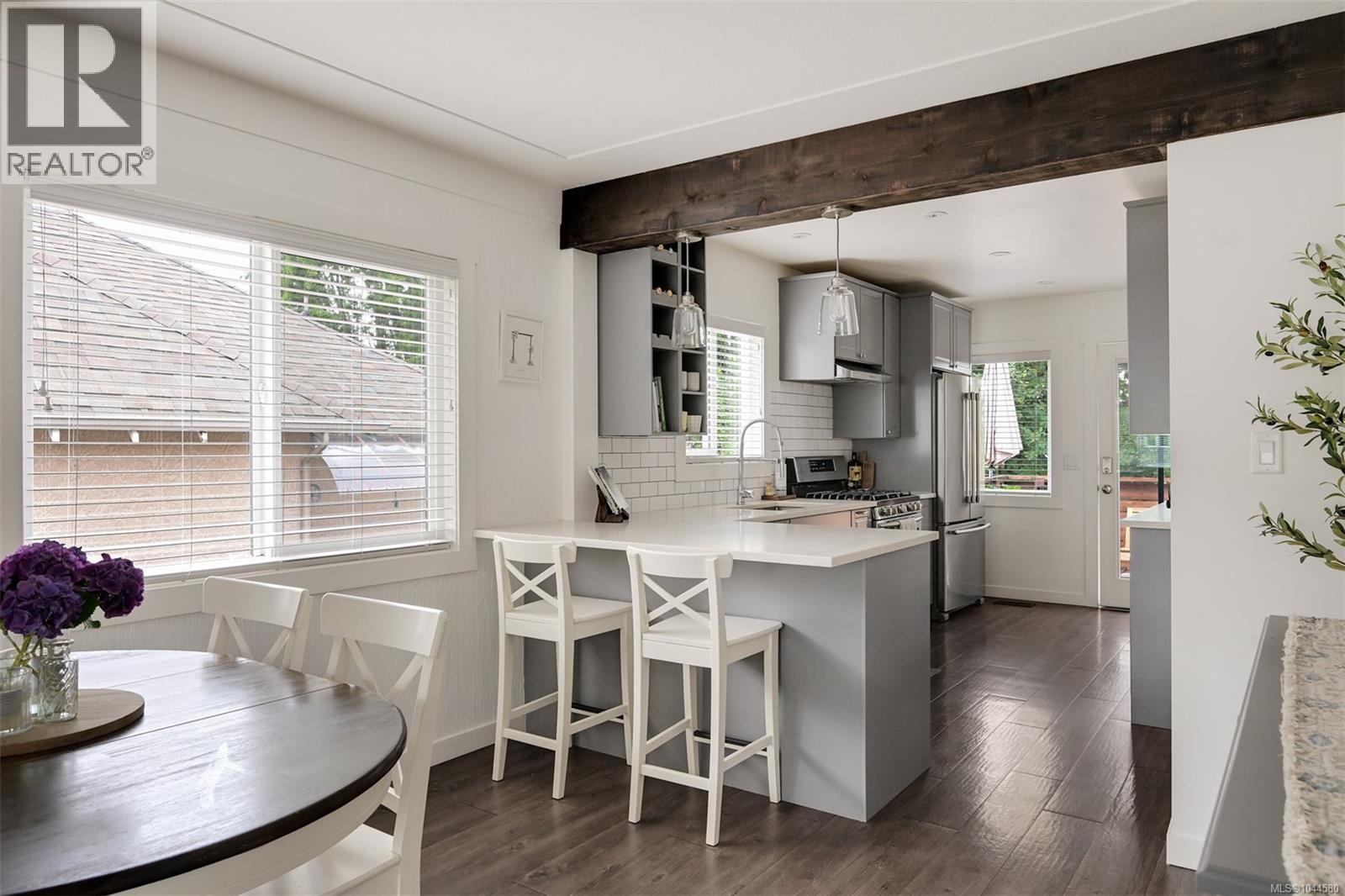 3128 Quadra St - 17