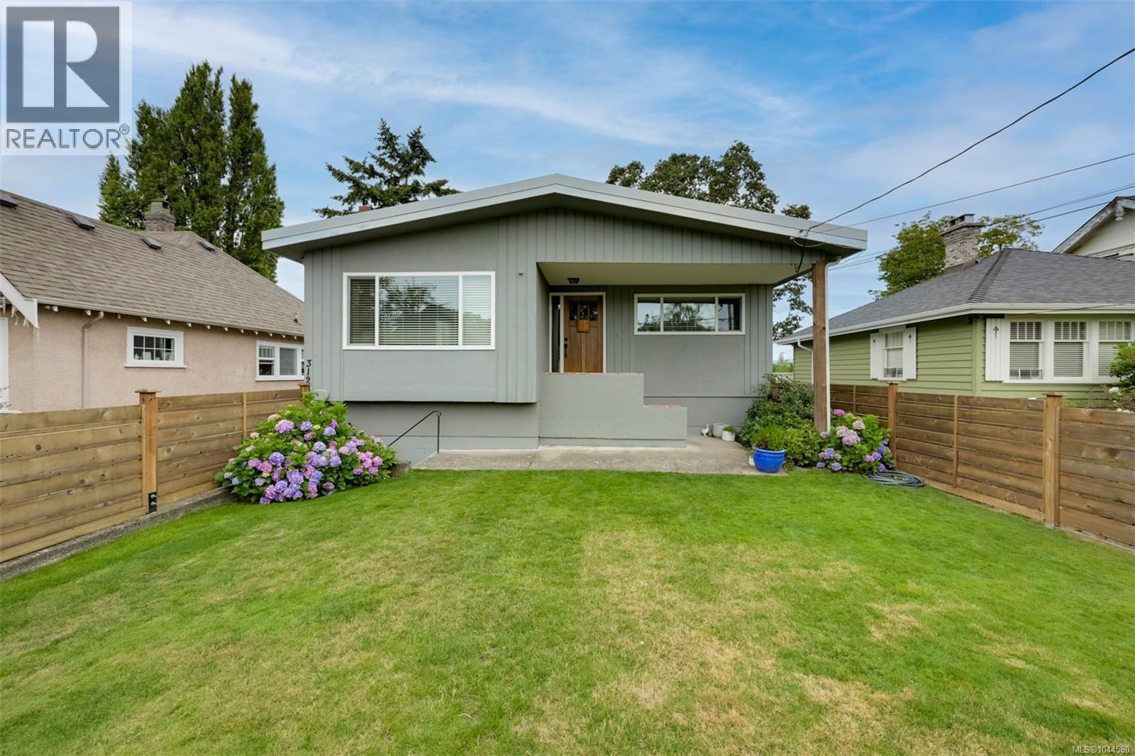 3128 Quadra St - 2