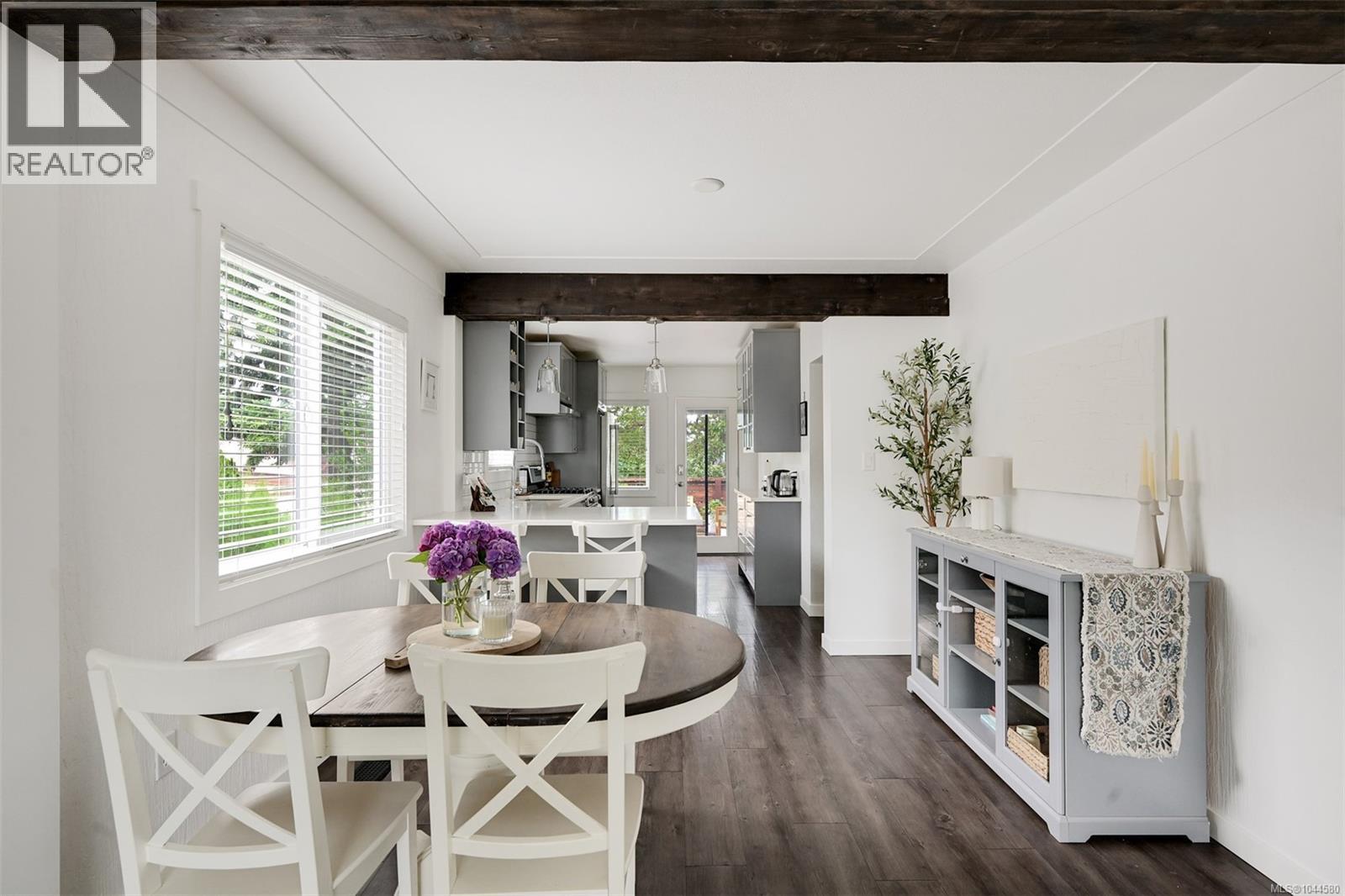 3128 Quadra St - 16