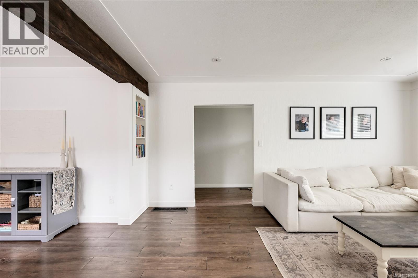 3128 Quadra St - 28