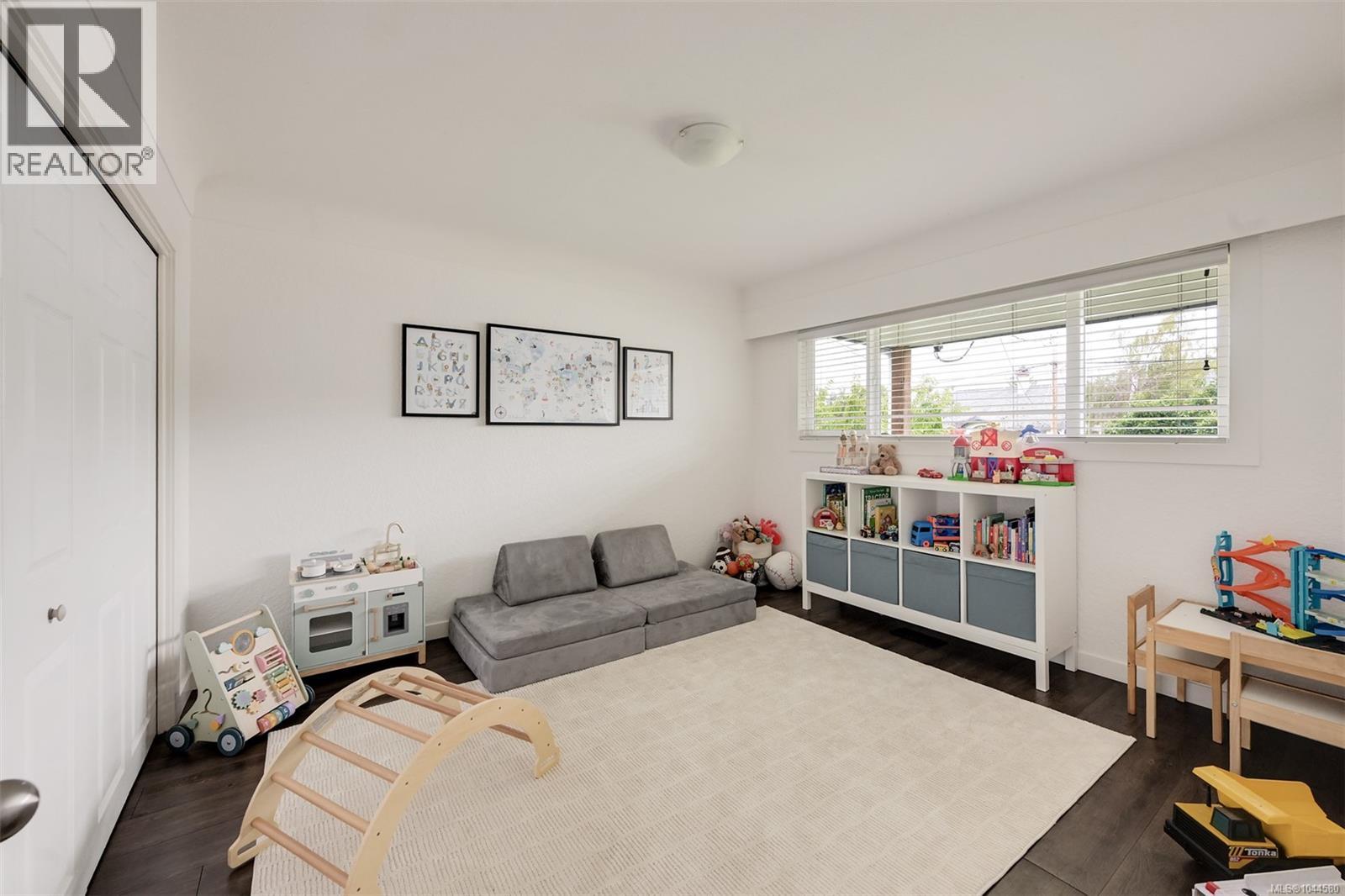 3128 Quadra St - 39