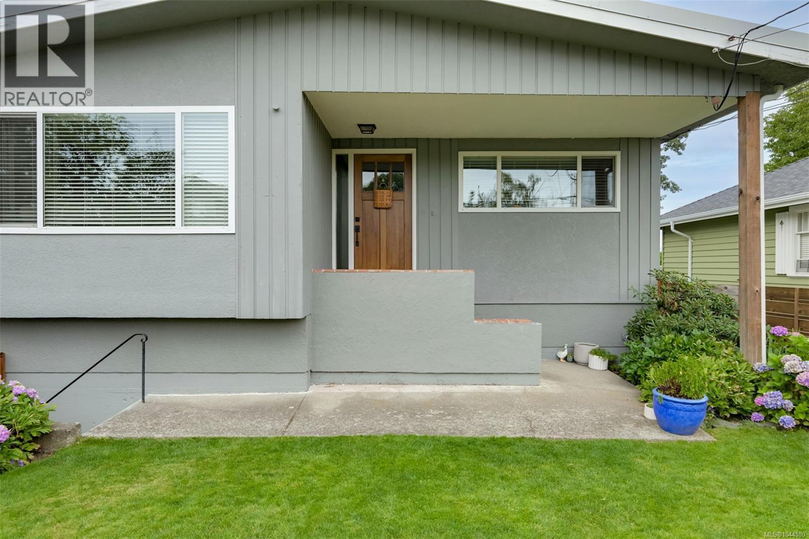 3128 Quadra St - 5
