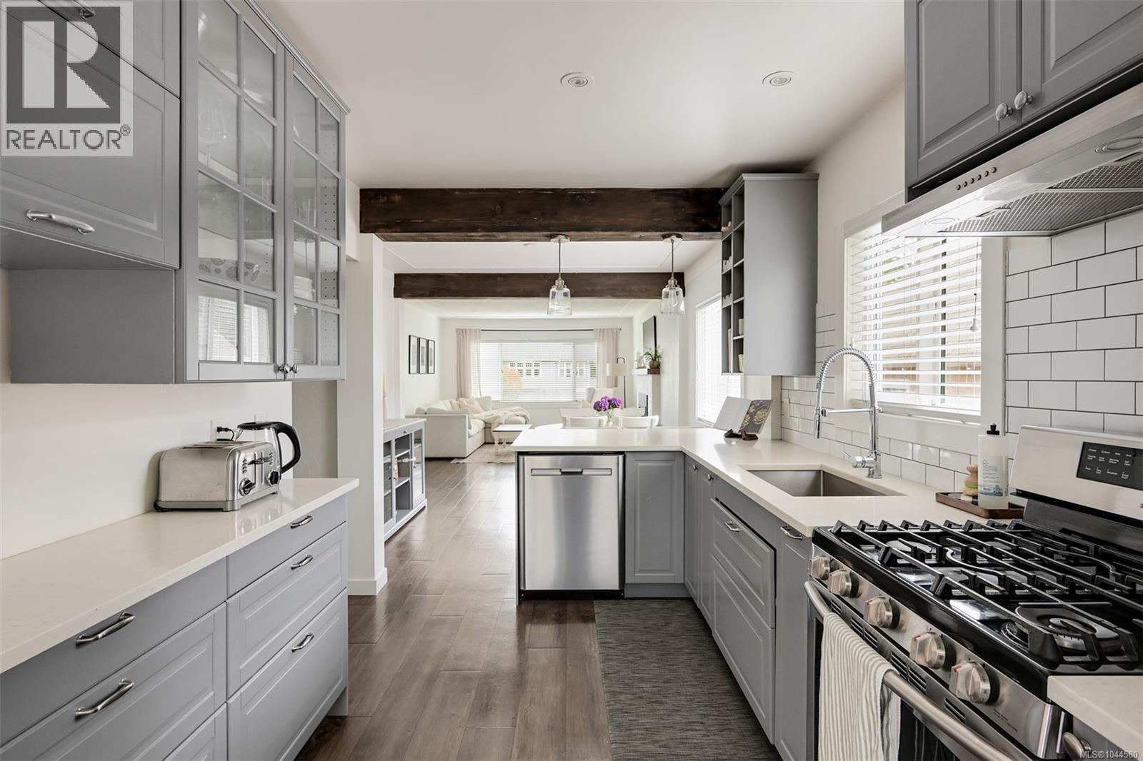 3128 Quadra St - 21