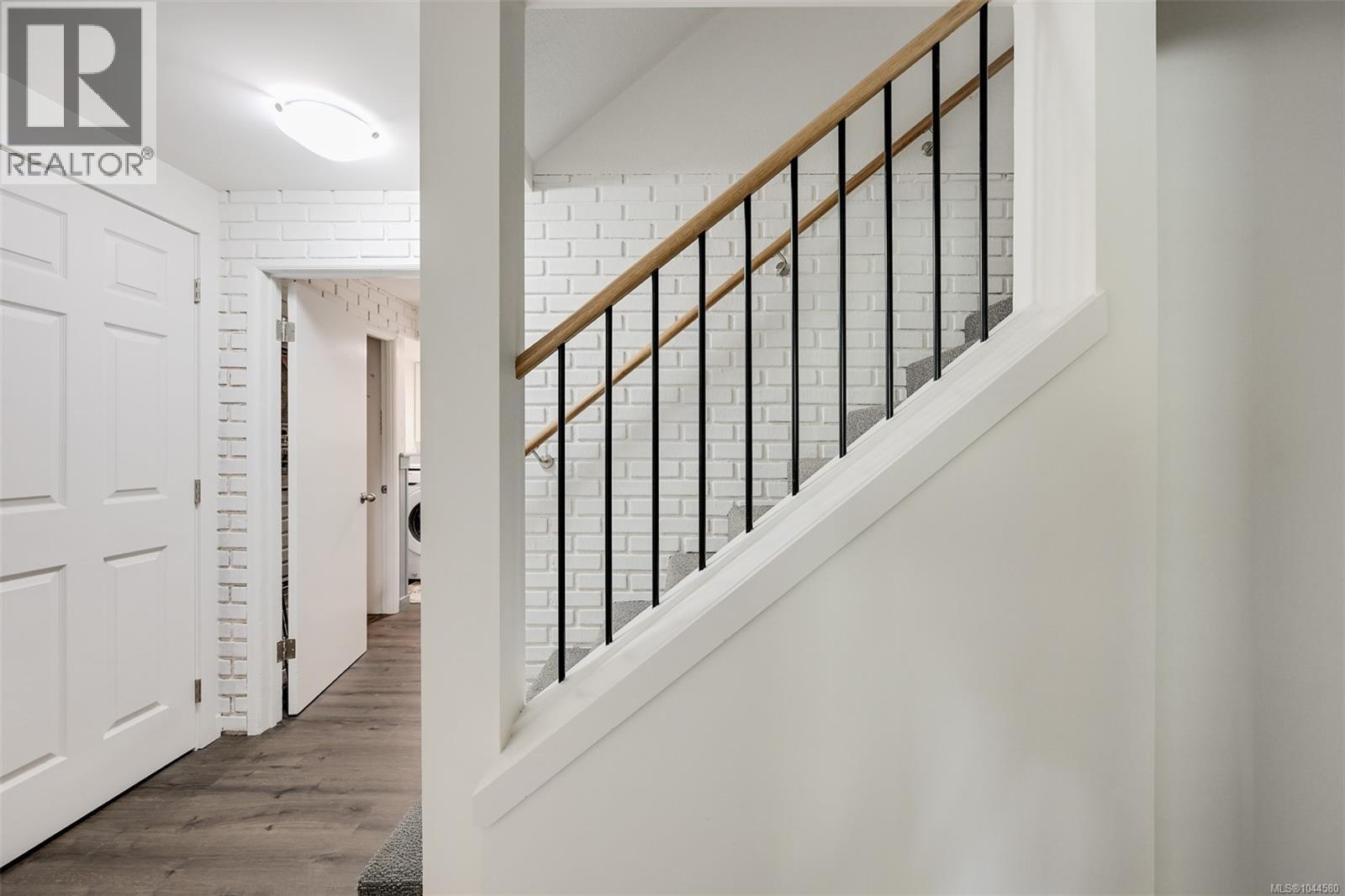 3128 Quadra St - 41