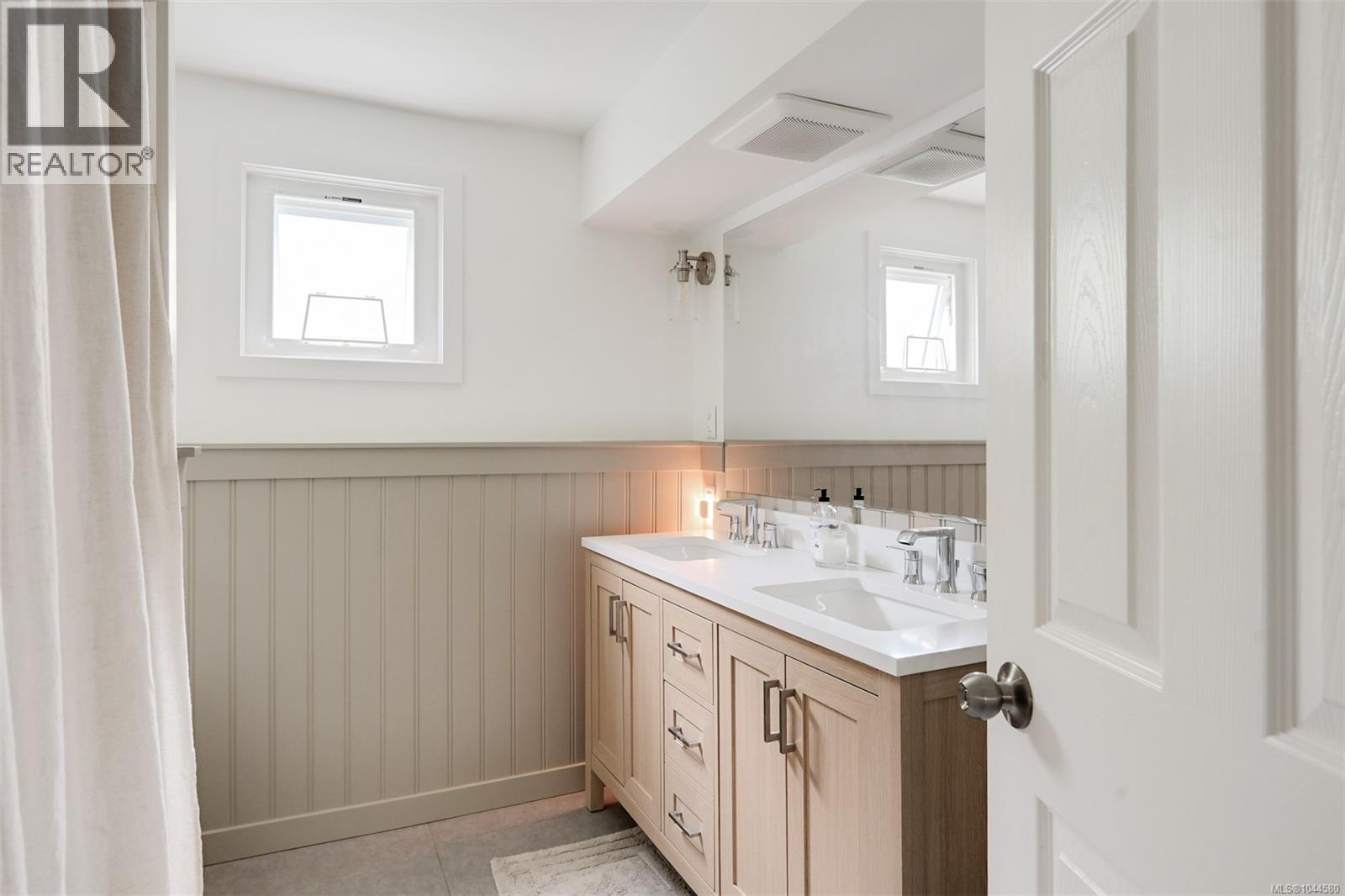 3128 Quadra St - 45