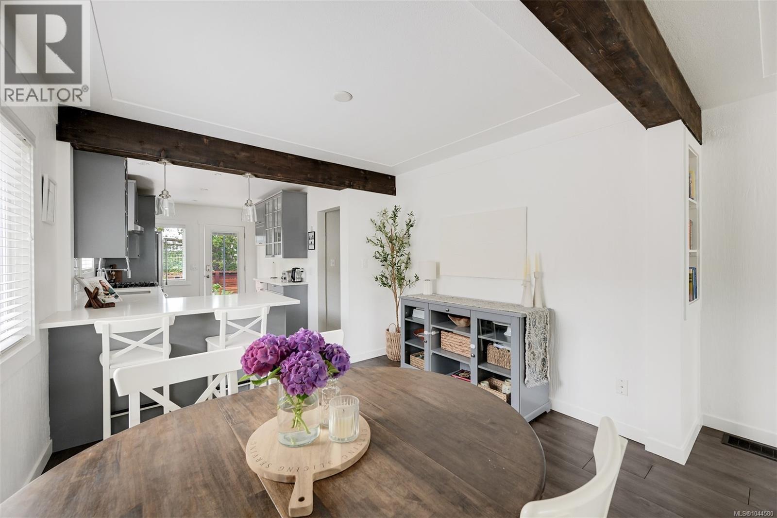 3128 Quadra St - 27